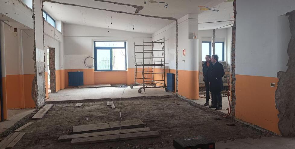 Il sopralluogo al Betti del vicesindaco con delega ai lavori pubblici e all’edilizia scolastica Raffaele il responsabile dei lavori Stefano Garzella