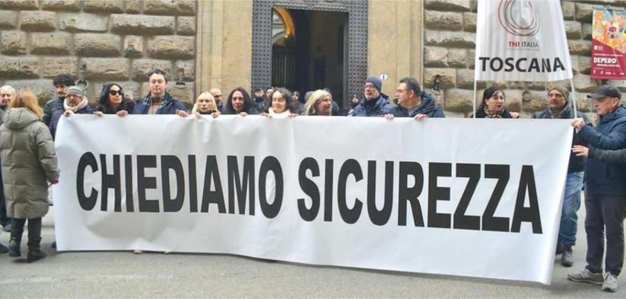 
	Il presidio di cittadini e comitati arrivato fin sotto la Prefettura

