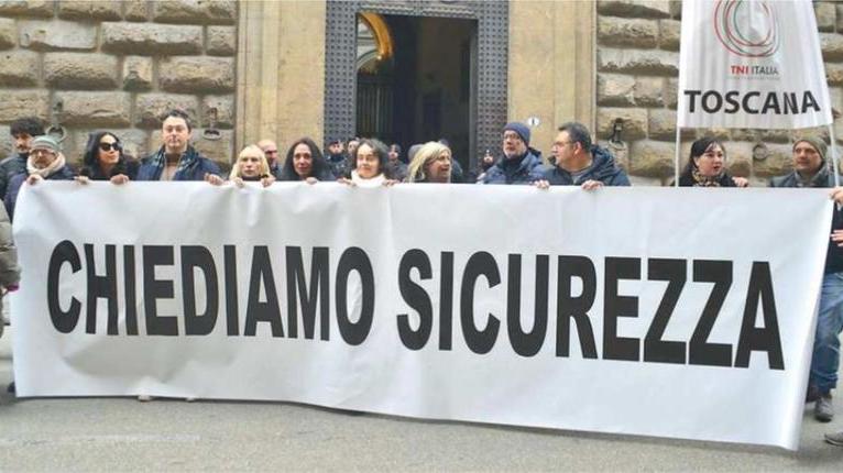 Il presidio di cittadini e comitati arrivato fin sotto la Prefettura