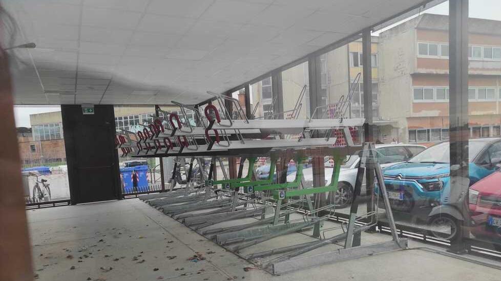 La ciclostazione di Empoli realizzata per servire tre istituti superiori di Empoli