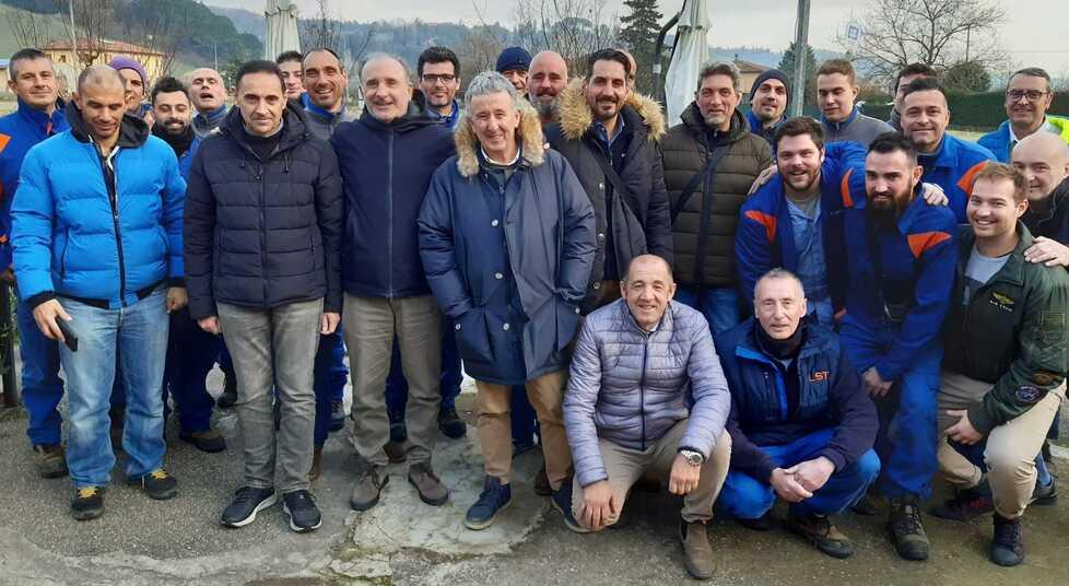 Al centro Riccardo Scardigli con tutta la sua “squadra” di lavoratori