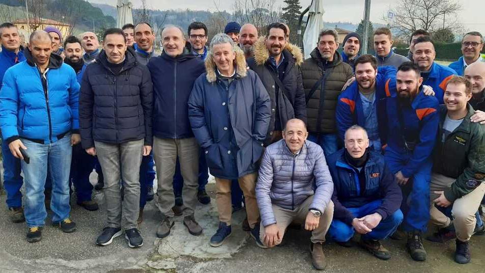 Al centro Riccardo Scardigli con tutta la sua “squadra” di lavoratori