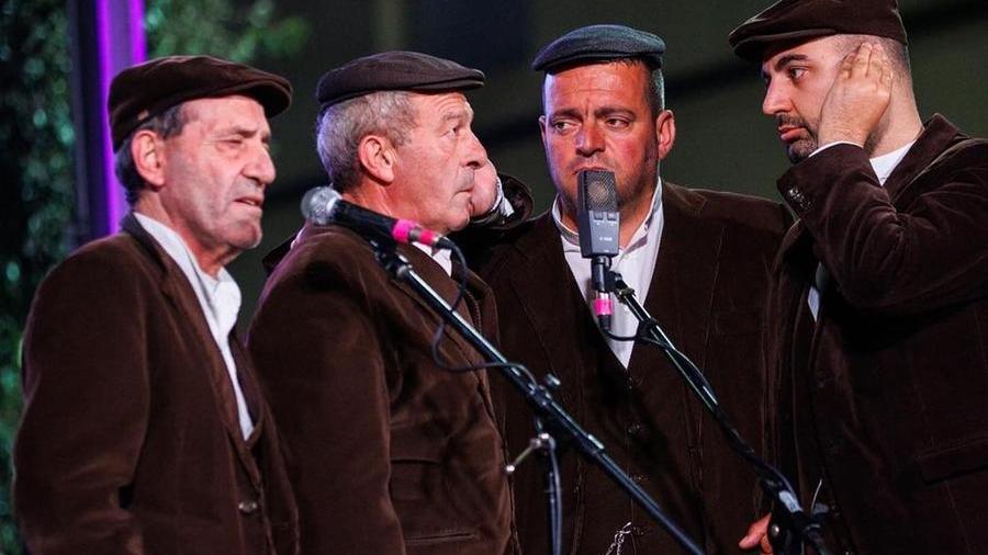 Sanremo, Mahmood e i Tenores di Bitti cantano insieme nella serata cover del Festival