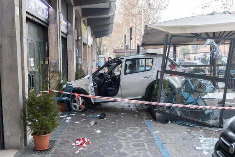 Modena, incidente in via Giardini: auto sfonda i dehors della pasticceria