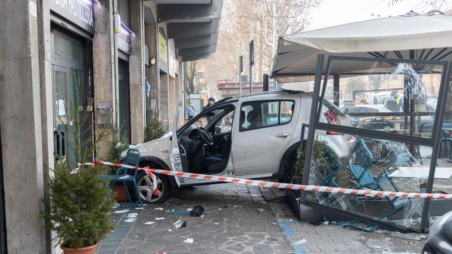 Modena, incidente in via Giardini: auto sfonda i dehors della pasticceria