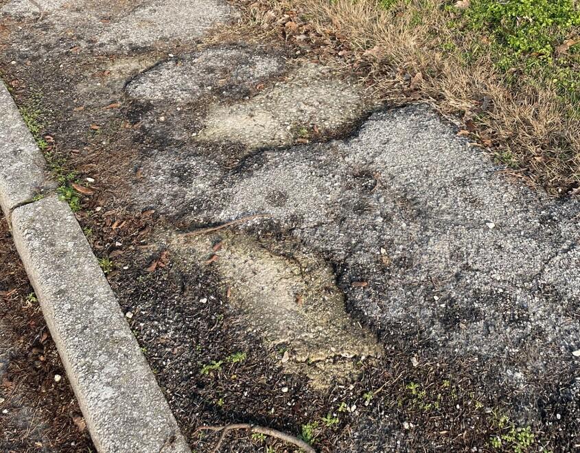 A Rero marciapiedi da rifare: «Chi passa qui rischia grosso»