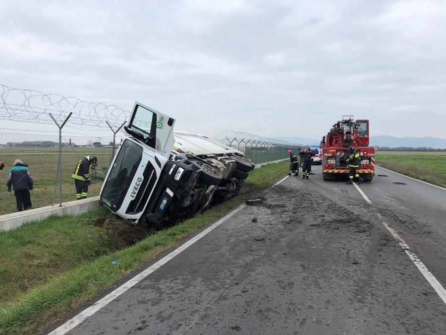 Grosseto, camion dei rifiuti finisce in fossa davanti all’aeroporto