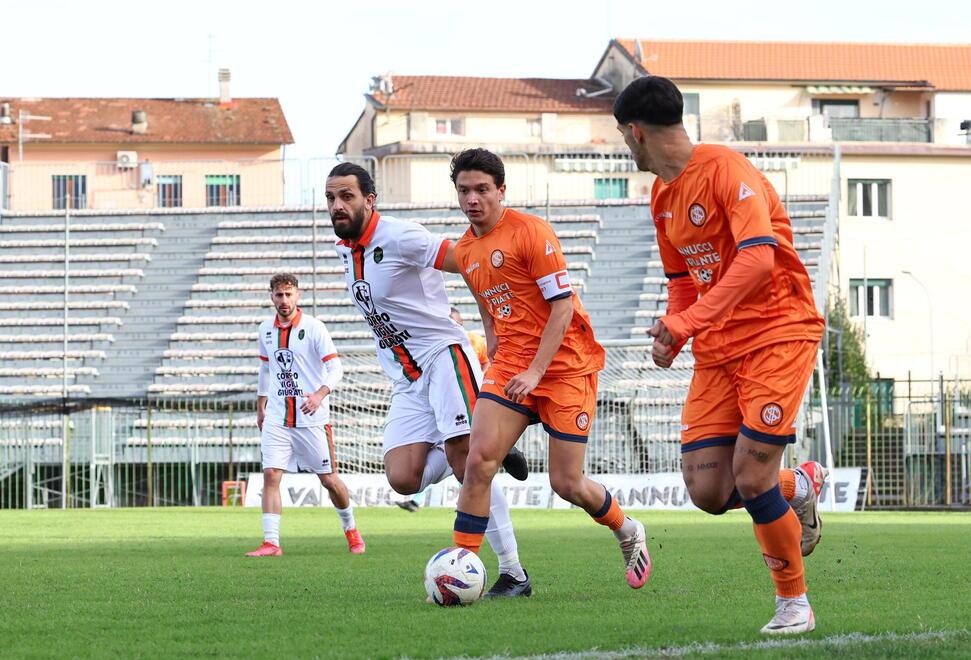 Al centro il nuovo capitano della Pistoiese Gabriele Carannante (foto Nucci)