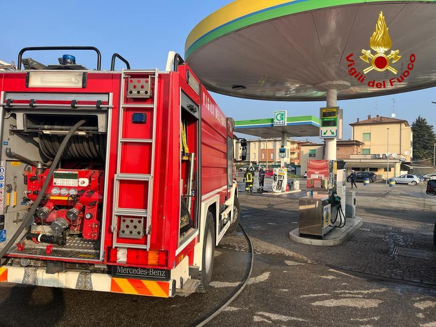 Vignola, distrugge la colonnina del Gpl in un distributore: l’intervento dei pompieri