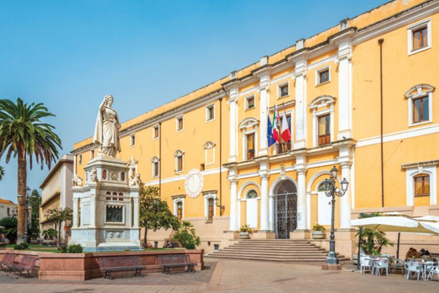 
	Piazza Eleonora d&rsquo;Arborea con la statua dedicata alla Giudicessa

