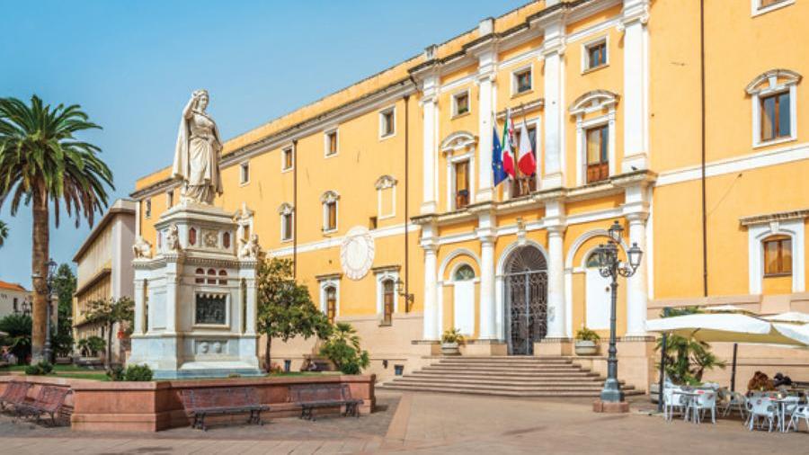 Piazza Eleonora d’Arborea con la statua dedicata alla Giudicessa
