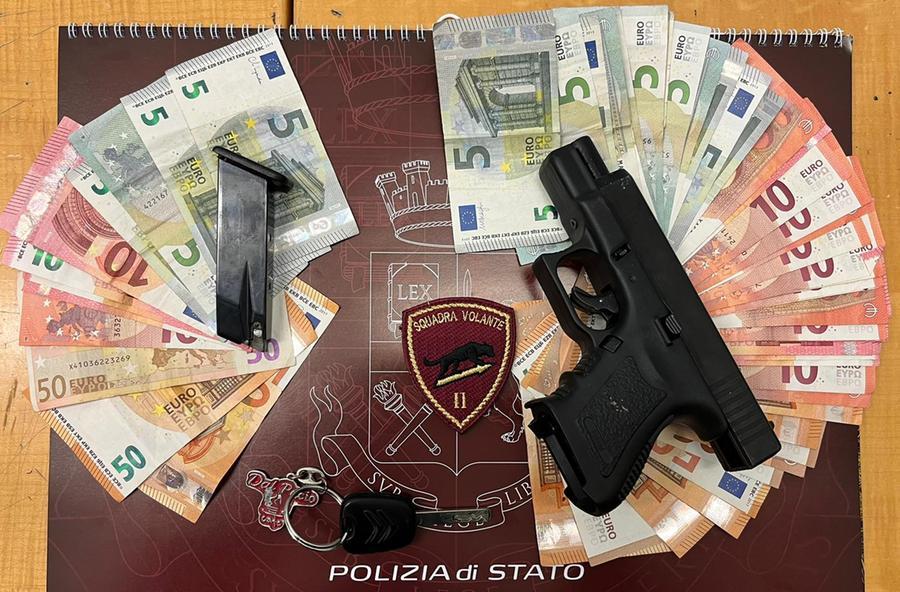 
	La pistola e il denaro trovato in possesso ai due uomini sottoposti a fermo

