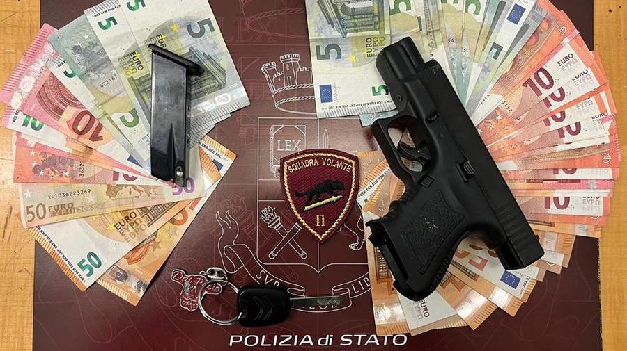 
	La pistola e il denaro trovato in possesso ai due uomini sottoposti a fermo

