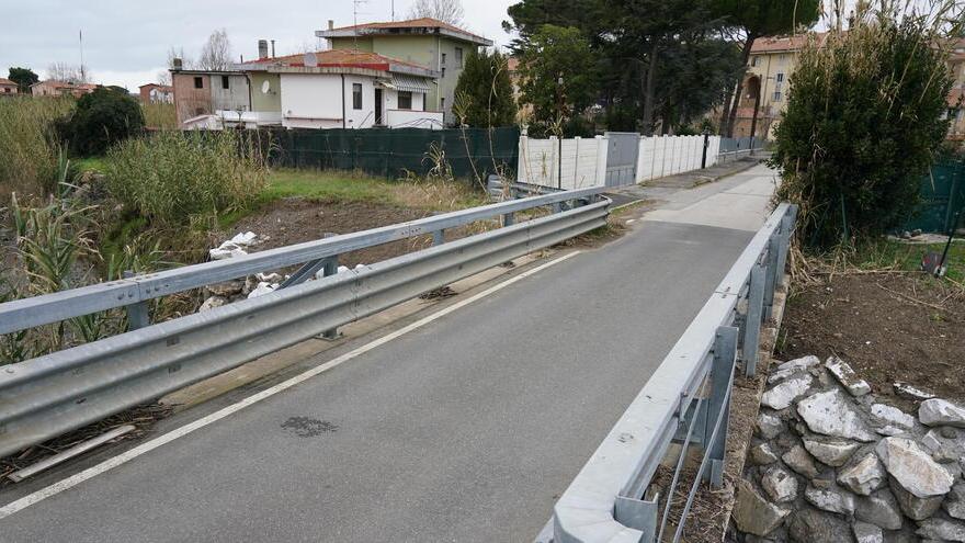 Livorno, allo Stillo picconate simboliche per demolire il ponte: «Basta notti insonni per paura del fiume»<br>