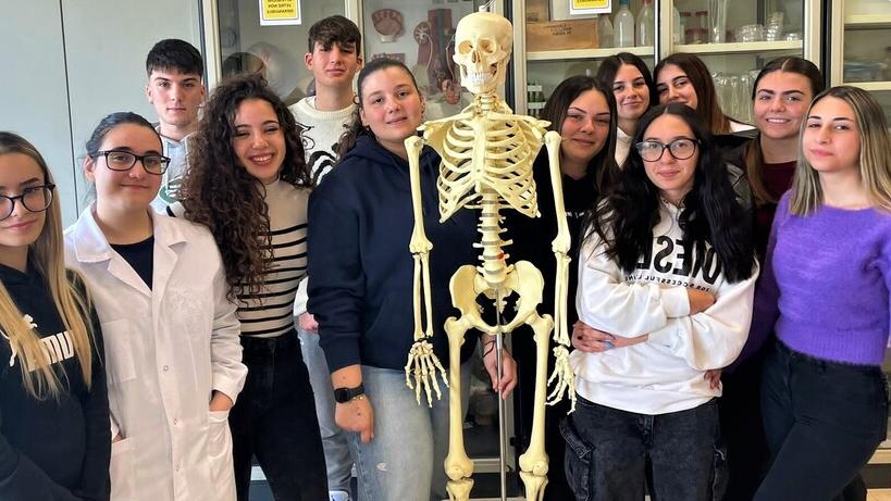 Studentesse e studenti dell’istituto biotecnologico sanitario De Sanctis-Deledda di Cagliari con lo scheletro Tommy