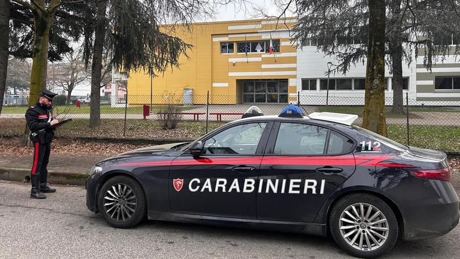 Studenti spruzzano spray al peperoncino a scuola, arrivano i carabinieri