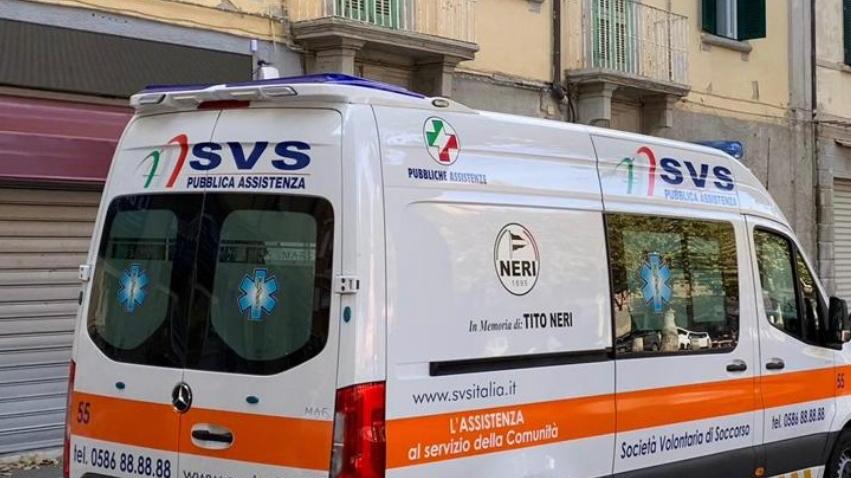 Sviene in casa, cade sulla porta a vetri e si ferisce gravemente al collo: paura per un 23enne