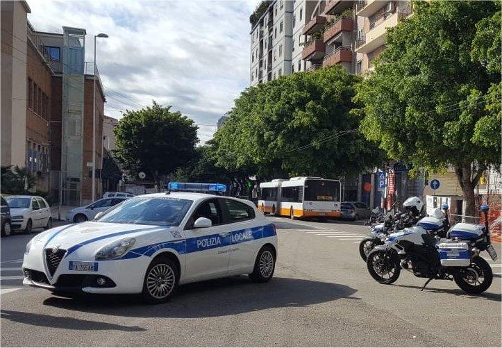Cagliari, scippa una ragazza alla fermata del bus: arrestato