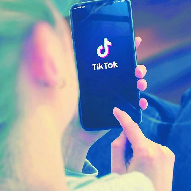 <usng-titolo-spec>Connessi in modo permanente, nei social la realtà virtuale è più reale di quella fisica</usng-titolo-spec>