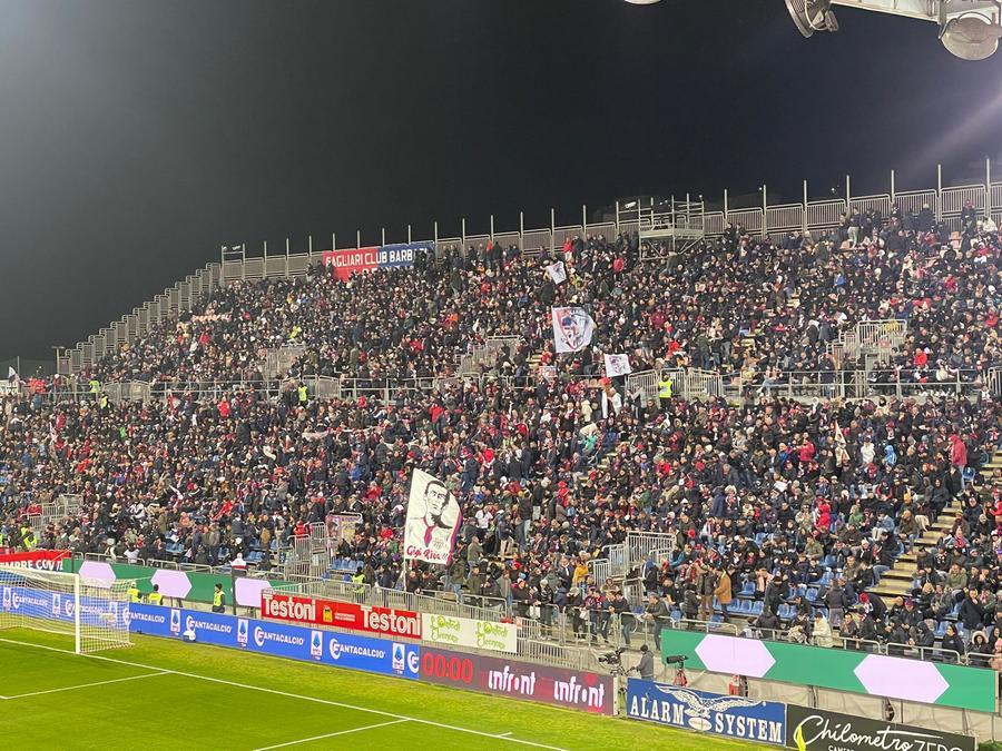 Emozione all’Unipol Domus per la prima partita del Cagliari dopo l’addio a Gigi Riva