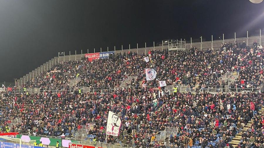 Emozione all’Unipol Domus per la prima partita del Cagliari dopo l’addio a Gigi Riva