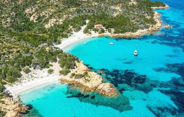 La Maddalena, barche da traffico in rivolta: «Il Parco chiude l’ormeggio naturale di Cala Granara»