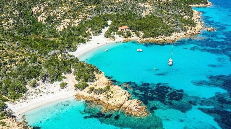 La Maddalena, barche da traffico in rivolta: «Il Parco chiude l’ormeggio naturale di Cala Granara»