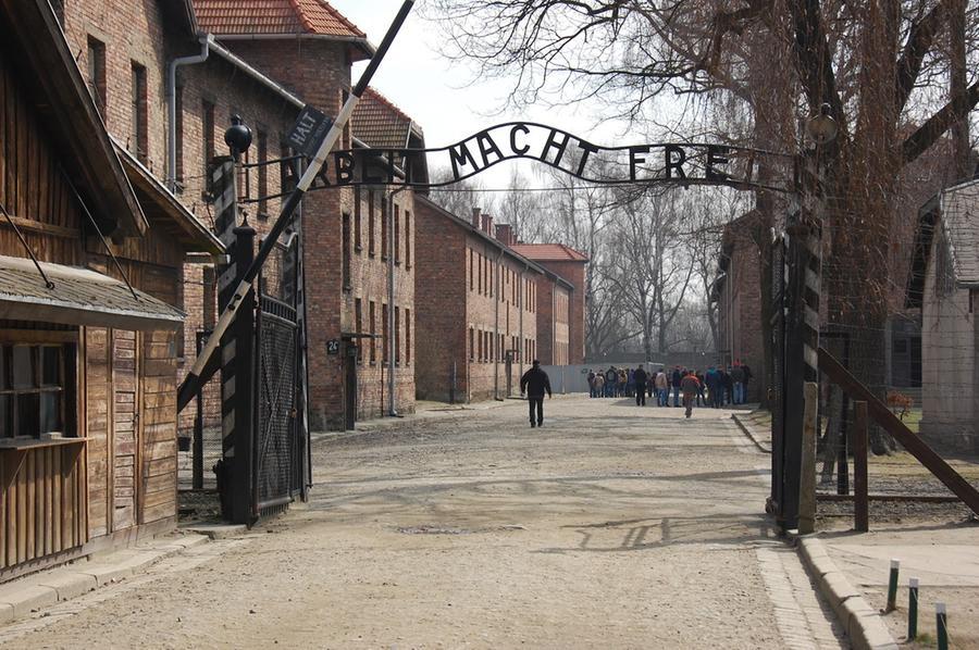 .
la giornata della memoria - l'ingresso di aushiwtz