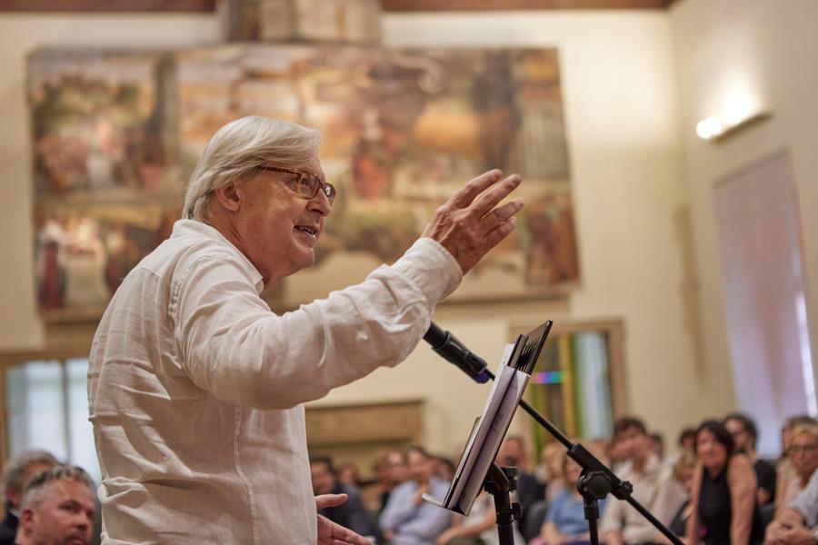 Sgarbi, l’opposizione insorge: «Meloni lo rimuova subito»