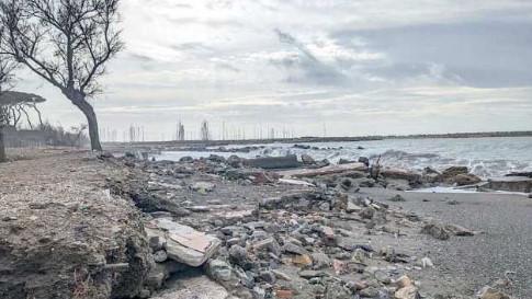 Erosione sulla spiaggia dell’ex Villaggio dei Francesi