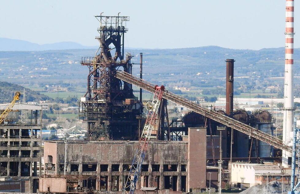 L’altoforno dell’acciaieria di Piombino visto dall’area della Tolla (foto Paolo Barlettani)
