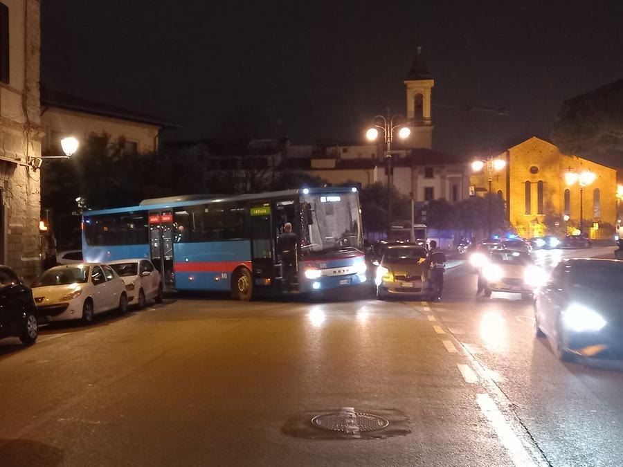 
	Il bus bloccato all'angolo tra via del Ceppo Vecchio e viale Piave

