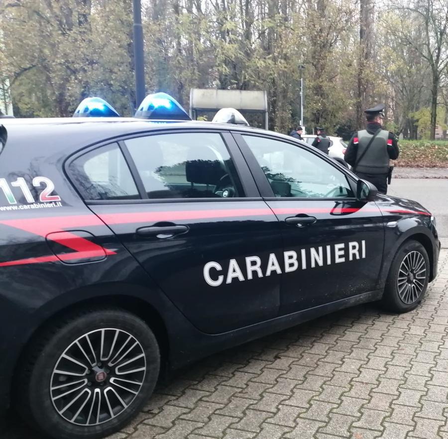 Guastalla, accoltellato alla spalla davanti al bar