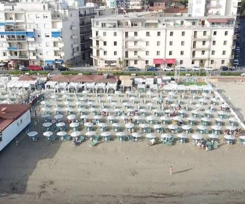 
	Il bagno Aloha di Follonica

