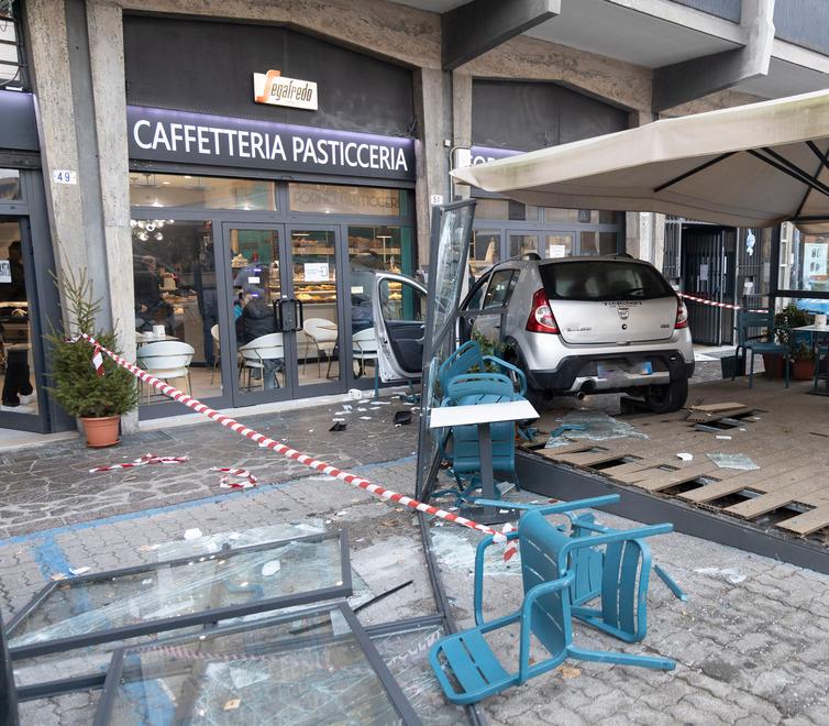 Modena, sfonda il dehors di una pasticceria. Tragedia sfiorata in via Giardini<br>
