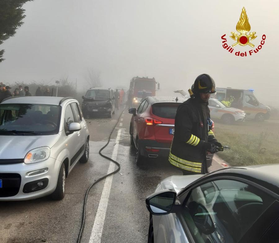 Maxi tamponamento per la nebbia: coinvolte 10 auto, strada chiusa