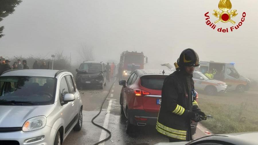 Maxi tamponamento per la nebbia: coinvolte 10 auto, strada chiusa