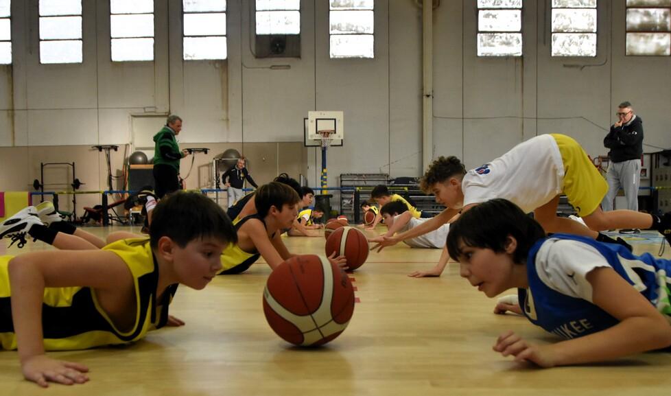 Un momento dell’allenamento al Cubo con i ragazzi della Pallacanestro Piombino impegnati negli esercizi di contatto fisico e con la palla (foto Paolo Federighi)