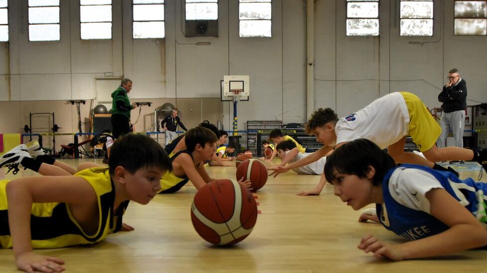 Un momento dell’allenamento al Cubo con i ragazzi della Pallacanestro Piombino impegnati negli esercizi di contatto fisico e con la palla (foto Paolo Federighi)
