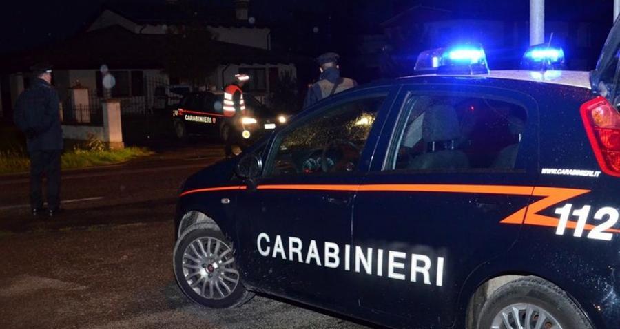 Prato, puntano il coltello alla gola di un giovane per rapinarlo: arrestati dai carabinieri