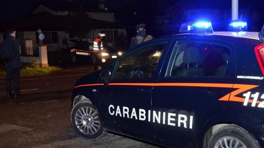 Prato, puntano il coltello alla gola di un giovane per rapinarlo: arrestati dai carabinieri