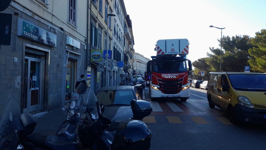 Livorno, cade un pezzo di muro sul viale Italia: pompieri sul posto