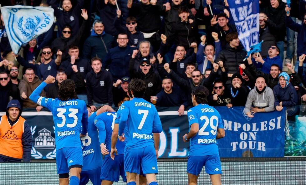 Gli azzurri festeggiano con i tifosi