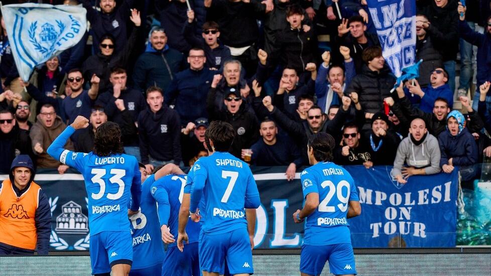 Gli azzurri festeggiano con i tifosi