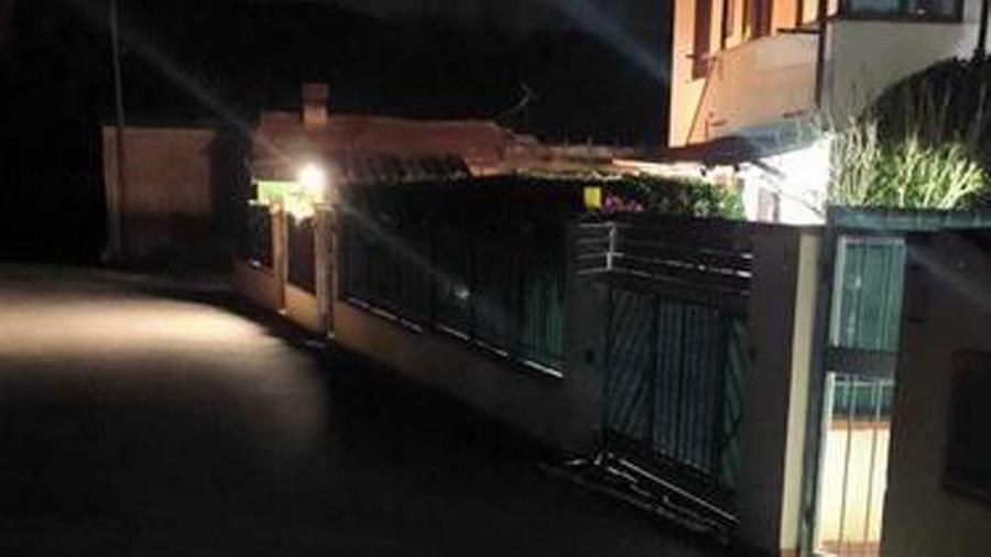 Livorno, bambino di 6 anni corre e finisce contro un camion, il babbo: «Sta benino, ma che spavento»