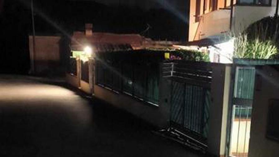Livorno, bambino di 6 anni corre e finisce contro un camion, il babbo: «Sta benino, ma che spavento»
