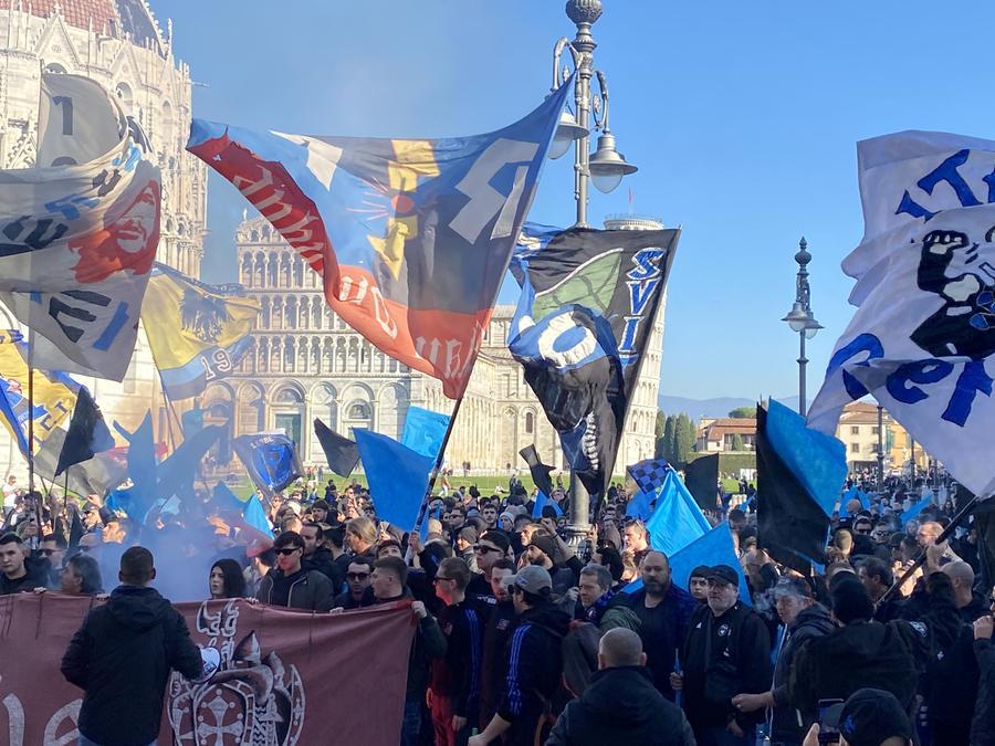 Pisa, centinaia di tifosi in corteo per spingere la squadra