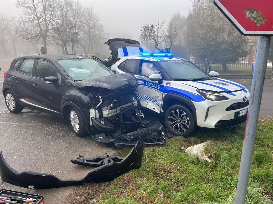Scontro all’incrocio con una pattuglia della polizia locale, due feriti