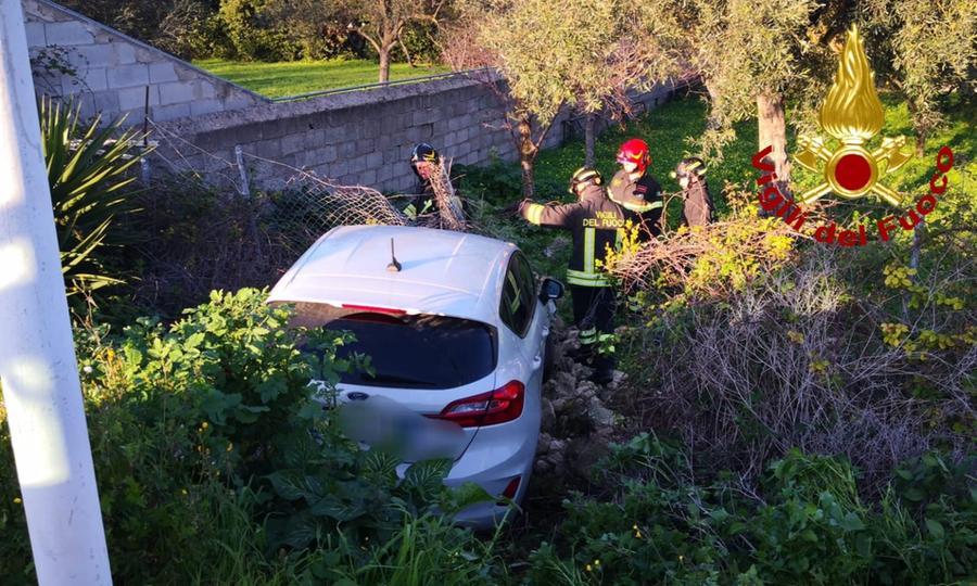Sassari, perde il controllo dell’auto e finisce nella scarpata: salvato dai vigili del fuoco