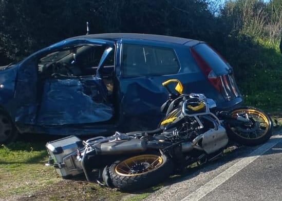 Scontro auto-moto sulla Bosa-Alghero: grave il motociclista